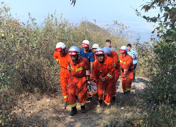 游客登山摔斷肋骨，幸好有這12名消防小哥哥！