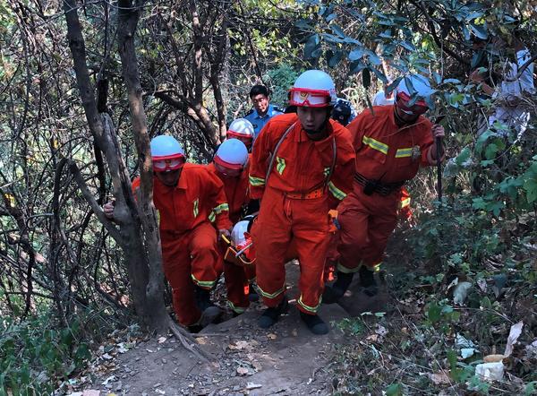 游客登山摔斷肋骨，幸好有這12名消防小哥哥！