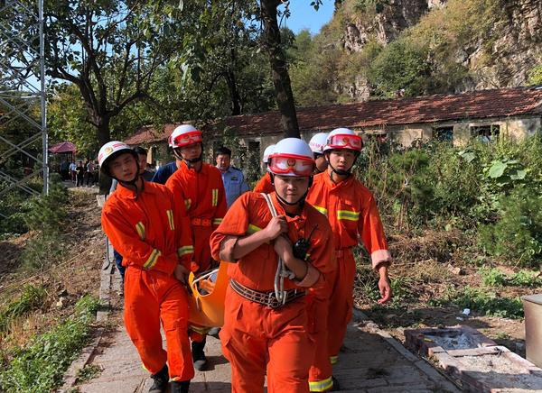 游客登山摔斷肋骨，幸好有這12名消防小哥哥！