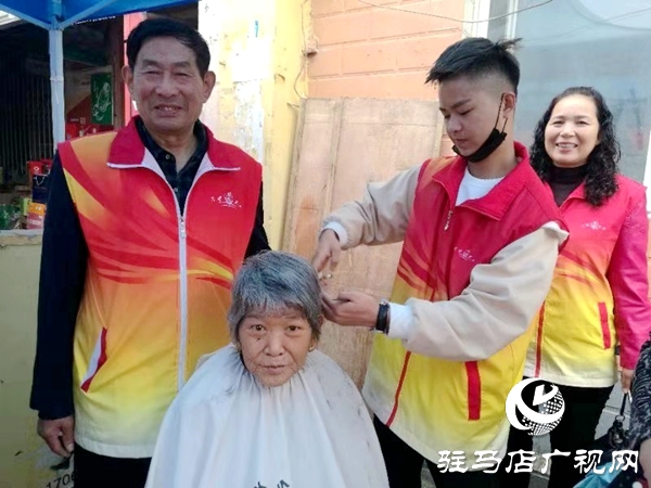 六旬夫婦用行動詮釋&ldquo;雷鋒精神&rdquo;