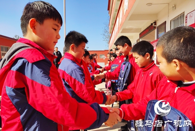 手拉手愛同行 心連心共成長(zhǎng)