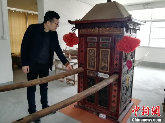 駐馬店七旬老人自建五層博物館 收藏6萬(wàn)余件藏品