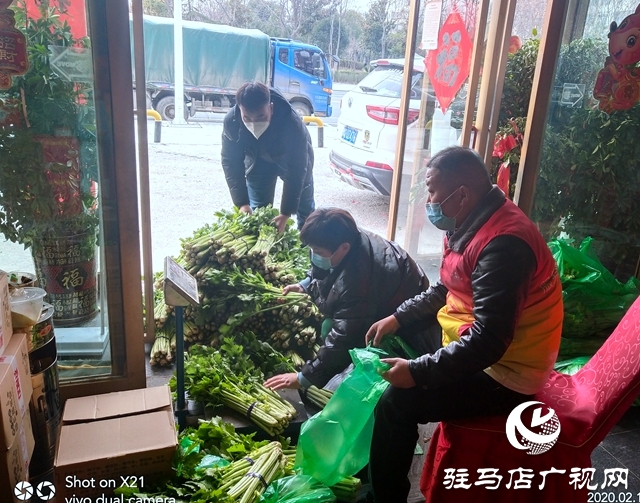 菜農(nóng)蔬菜滯銷  義工&ldquo;搭橋&rdquo;幫忙