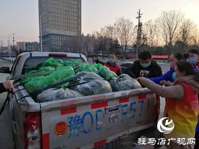 菜農(nóng)蔬菜滯銷  義工&ldquo;搭橋&rdquo;幫忙