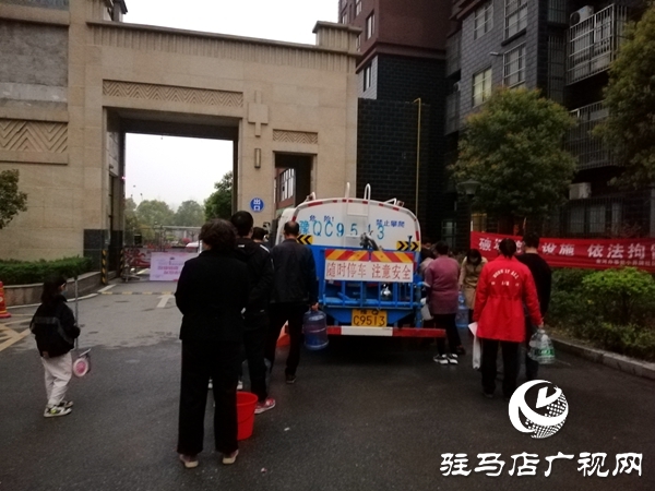 爆管后  6輛水罐車為停水區(qū)域居民送水