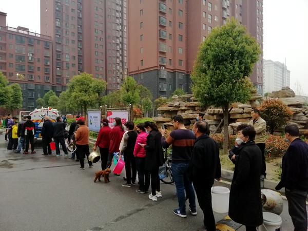 爆管后  6輛水罐車為停水區(qū)域居民送水