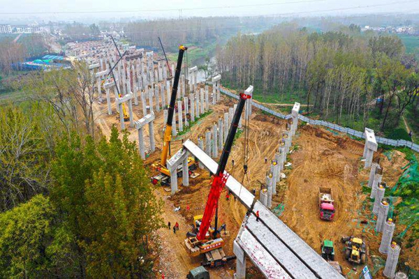 駐馬店市汝河大橋首片箱梁成功安裝 預(yù)計今年11月份通車