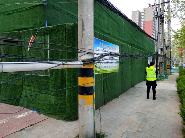  線纜垂落無人管 行人過往真危險(xiǎn)