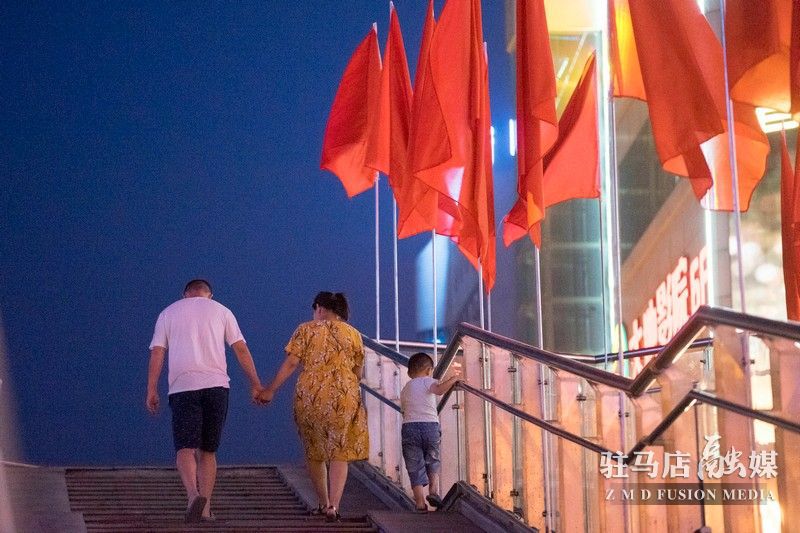 掛國旗，迎國慶，駐馬店營造最美&ldquo;中國紅&rdquo;