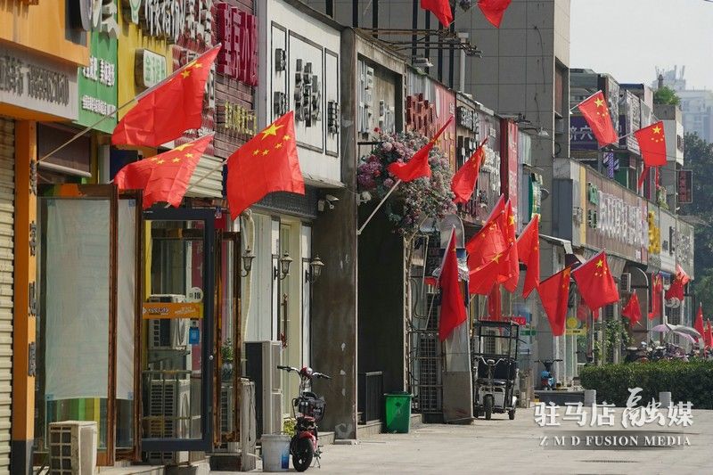 掛國旗，迎國慶，駐馬店營造最美&ldquo;中國紅&rdquo;