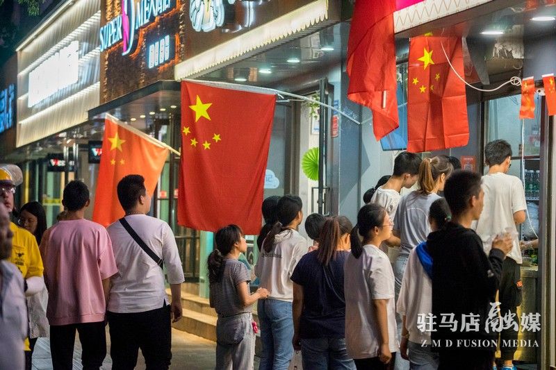 掛國旗，迎國慶，駐馬店營造最美&ldquo;中國紅&rdquo;