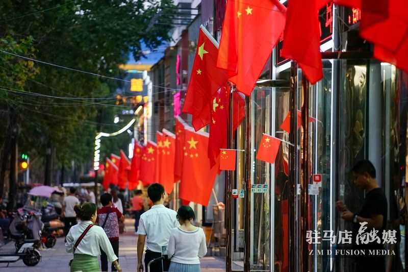 掛國旗，迎國慶，駐馬店營造最美&ldquo;中國紅&rdquo;