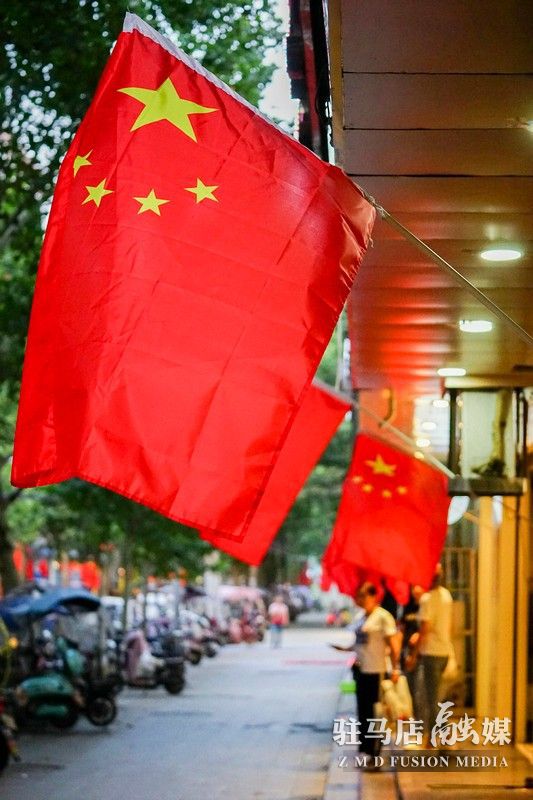 掛國旗，迎國慶，駐馬店營造最美&ldquo;中國紅&rdquo;