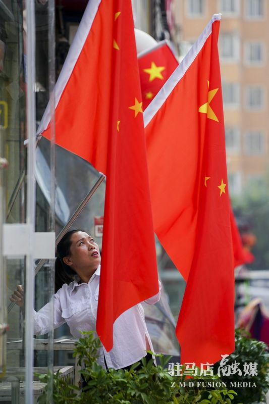 掛國旗，迎國慶，駐馬店營造最美&ldquo;中國紅&rdquo;