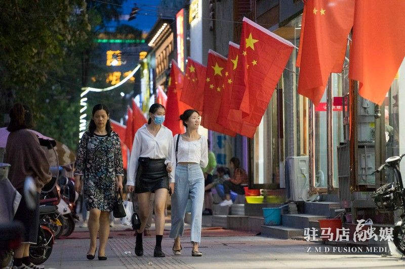 掛國旗，迎國慶，駐馬店營造最美&ldquo;中國紅&rdquo;