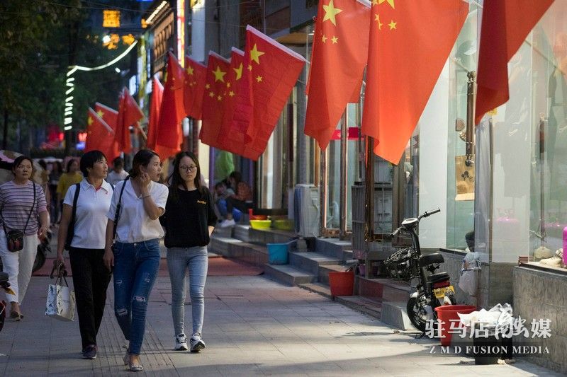 掛國旗，迎國慶，駐馬店營造最美&ldquo;中國紅&rdquo;