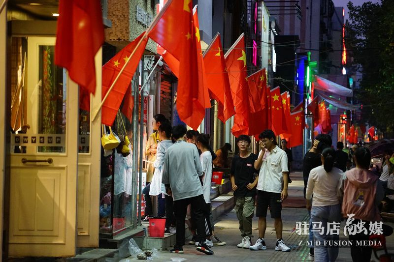 掛國旗，迎國慶，駐馬店營造最美&ldquo;中國紅&rdquo;