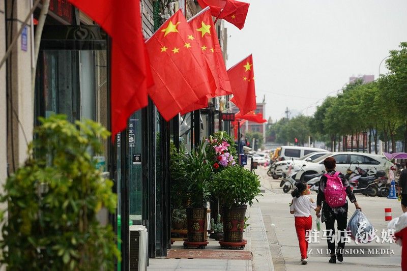 掛國旗，迎國慶，駐馬店營造最美&ldquo;中國紅&rdquo;