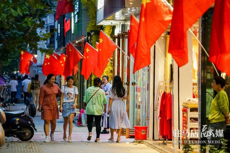 掛國旗，迎國慶，駐馬店營造最美&ldquo;中國紅&rdquo;