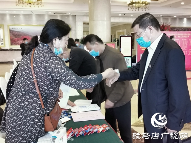 參加政協(xié)駐馬店市第四屆委員會第五次會議的政協(xié)委員陸續(xù)向大會報道