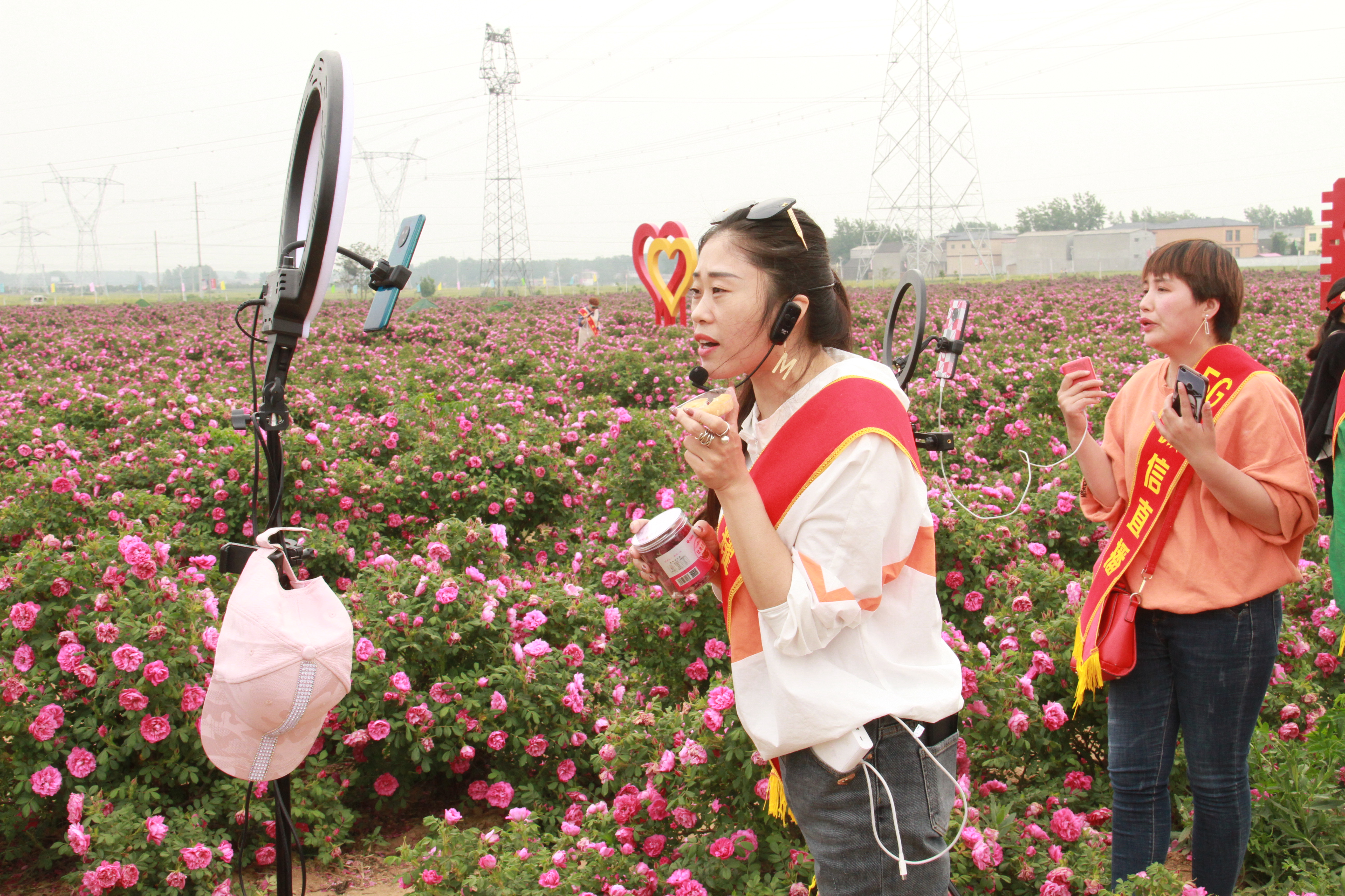 上蔡縣：“草根直播團(tuán)”，田間地頭帶貨忙…