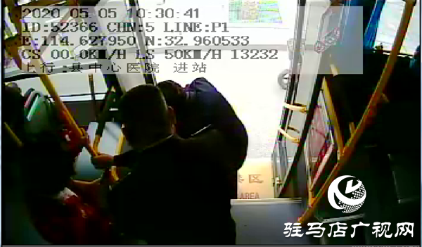 突發(fā)！老人公交車內(nèi)嘶聲呼救，多名乘客手足無措，緊急時刻&hellip;&hellip;