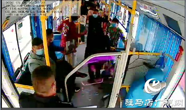 突發(fā)！老人公交車內(nèi)嘶聲呼救，多名乘客手足無措，緊急時刻&hellip;&hellip;