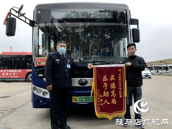 突發(fā)！老人公交車內(nèi)嘶聲呼救，多名乘客手足無措，緊急時刻&hellip;&hellip;