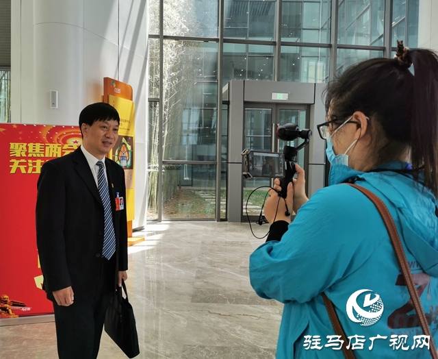 【兩會(huì)進(jìn)行時(shí)】駐馬店新聞工作者：及時(shí)傳遞&ldquo;兩會(huì)&rdquo;聲音 認(rèn)真書寫媒體擔(dān)當(dāng)
