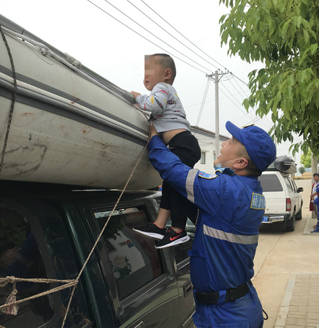 駐馬店市紅十字蛟龍應急搜救人員看望落井被救小男孩