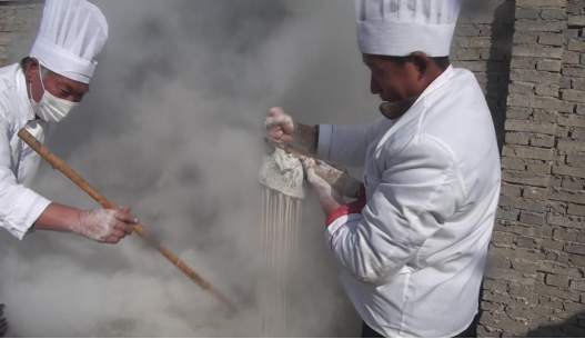 泌陽(yáng)縣郭集鎮(zhèn)丁莊村第一書記為“三粉”產(chǎn)品代言