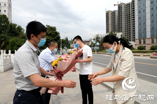 黃淮學(xué)院校友會(huì)聯(lián)合黃淮學(xué)院醫(yī)學(xué)院看望慰問(wèn)五位抗疫一線校友