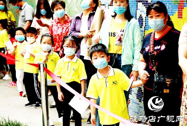 駐馬店市各幼兒園今日錯峰開學，老師笑迎萌娃歸！