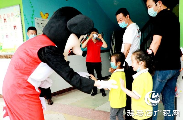 駐馬店市各幼兒園今日錯峰開學，老師笑迎萌娃歸！