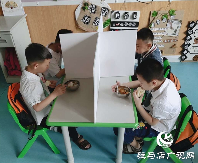 駐馬店市各幼兒園今日錯峰開學，老師笑迎萌娃歸！