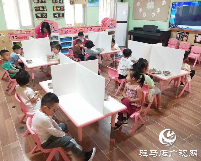 駐馬店市各幼兒園今日錯峰開學，老師笑迎萌娃歸！
