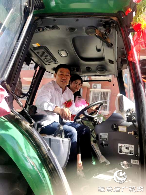 節(jié)奏鏗鏘，馬力強(qiáng)勁！泌陽(yáng)街頭驚現(xiàn)拖拉機(jī)婚禮車隊(duì) 