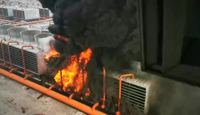 駐馬店市區(qū)一棟商業(yè)樓頂起火，高溫天氣謹防火災(zāi)