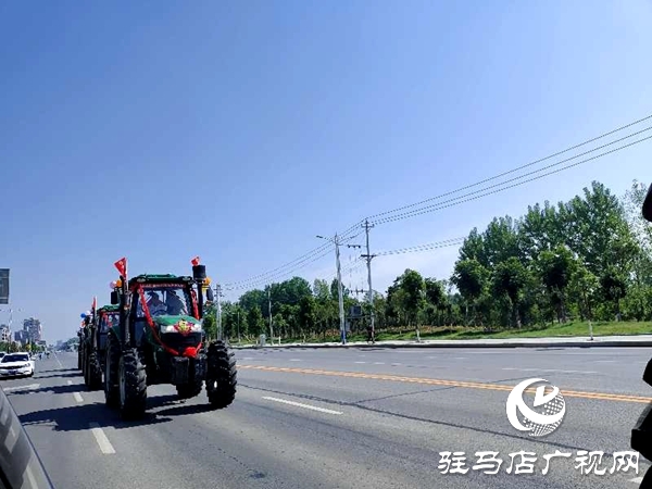 節(jié)奏鏗鏘，馬力強(qiáng)勁！泌陽(yáng)街頭驚現(xiàn)拖拉機(jī)婚禮車隊(duì) 
