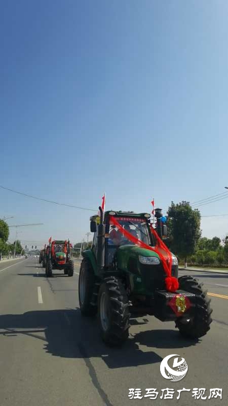 節(jié)奏鏗鏘，馬力強(qiáng)勁！泌陽(yáng)街頭驚現(xiàn)拖拉機(jī)婚禮車隊(duì) 