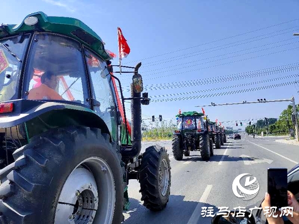 節(jié)奏鏗鏘，馬力強(qiáng)勁！泌陽(yáng)街頭驚現(xiàn)拖拉機(jī)婚禮車隊(duì) 