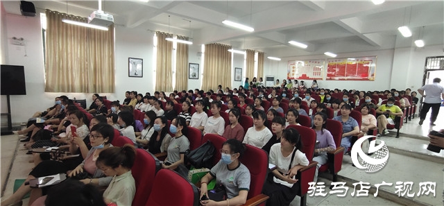 駐馬店財(cái)經(jīng)學(xué)校舉辦學(xué)前教育專業(yè)現(xiàn)場(chǎng)招聘會(huì) 150余名應(yīng)屆畢業(yè)生遭&ldquo;哄搶&rdquo;