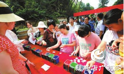  垃圾分類宣傳進(jìn)社區(qū)  強化居民的生活垃圾分類意識