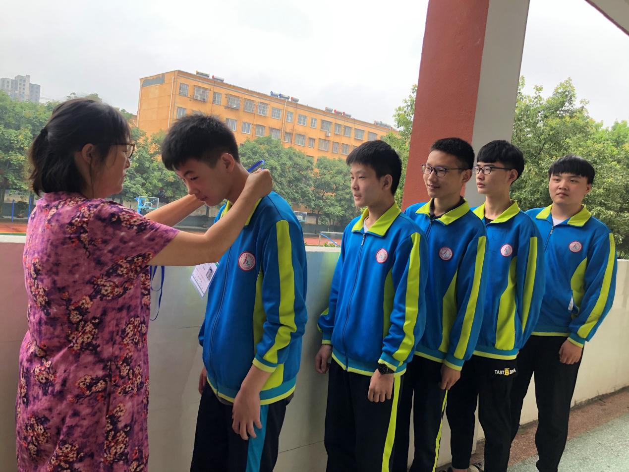駐馬店市第九中學(xué)：用愛(ài)心和細(xì)心，為考生撐起一片晴天