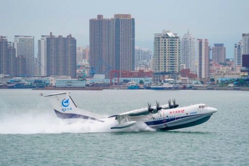 水陸兩棲飛機“鯤龍”AG600海上首飛成功