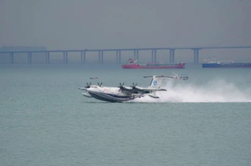 水陸兩棲飛機“鯤龍”AG600海上首飛成功