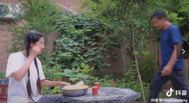 回村照顧病重父親，&ldquo;河南李子柒&rdquo;記錄日常意外走紅，200萬(wàn)粉絲坐等更新 | 成風(fēng)化人