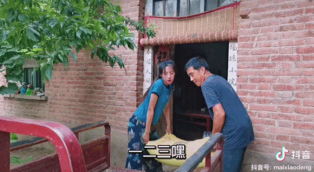 回村照顧病重父親，&ldquo;河南李子柒&rdquo;記錄日常意外走紅，200萬(wàn)粉絲坐等更新 | 成風(fēng)化人