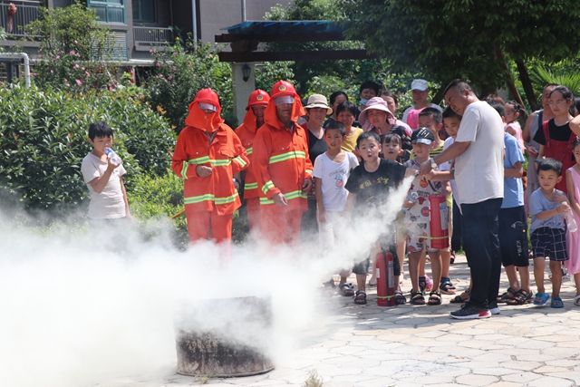 金水灣小區(qū)開展青少年暑期消防演練活動(dòng)
