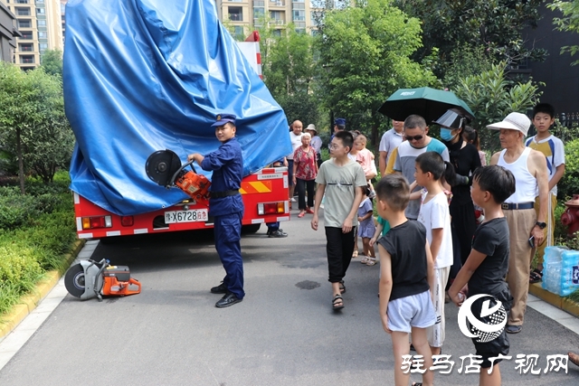 金水灣小區(qū)開展青少年暑期消防演練活動(dòng)